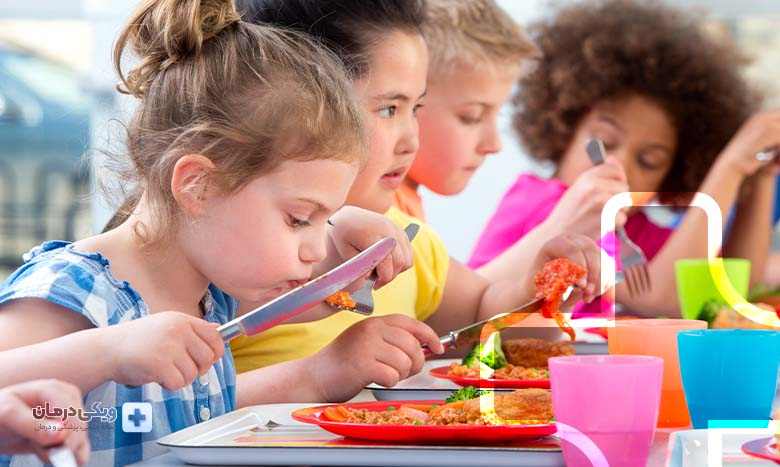 غذا خوردن کودک در جمع همسالان را تقویت کنید
